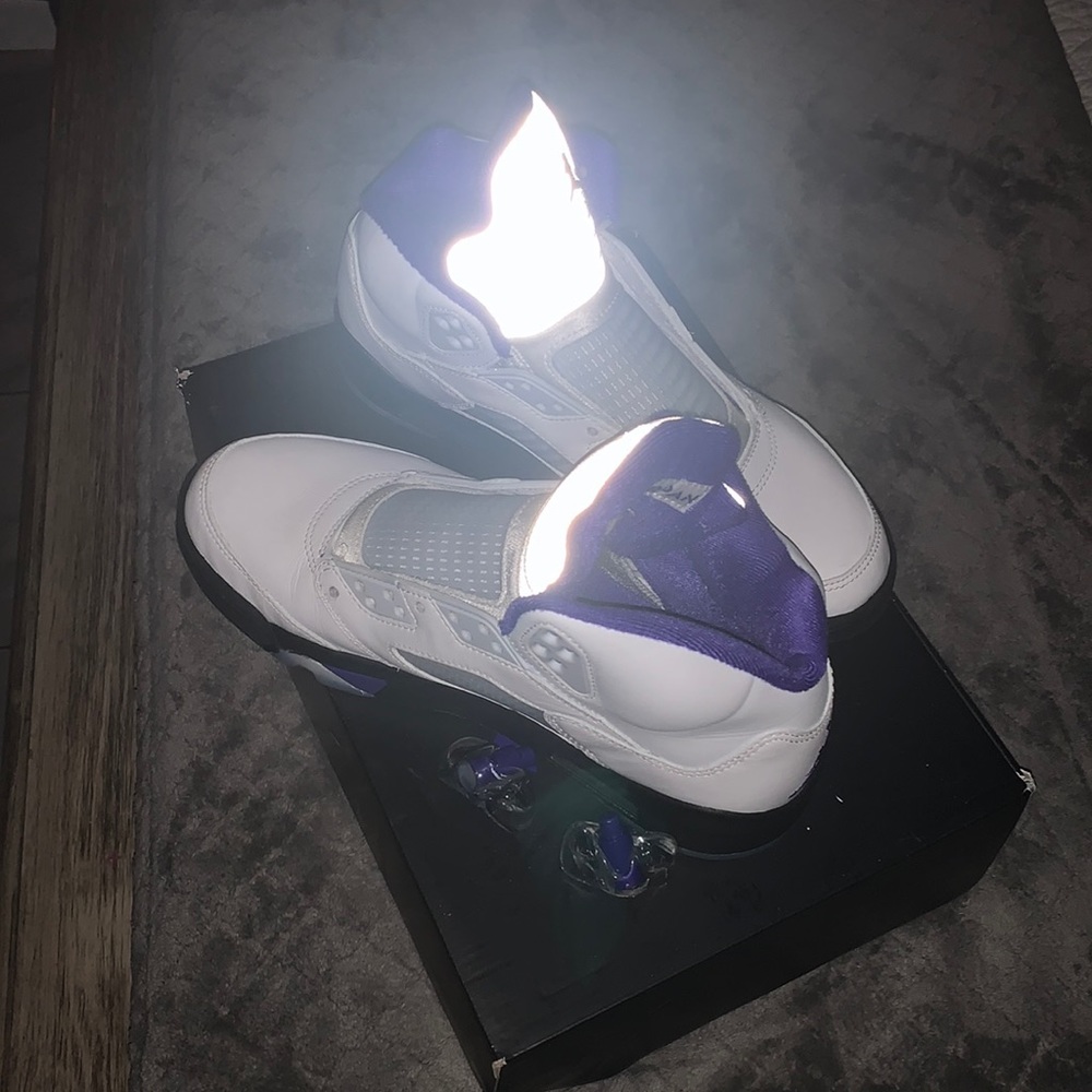 Never worn new comes with the box and they do come with the laces